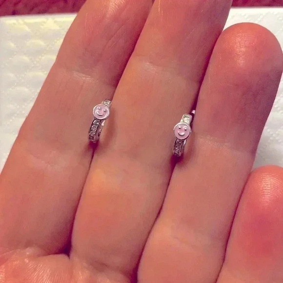 πΊ Happy π Smiling ππΊ face small sterling silver earrings for kids πΉππΊπΈ - Picture 1 of 6